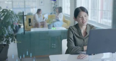Ofisteki videodaki Asyalı sıradan iş kadını üzerinden finansal verilerin animasyonu. Dijital arayüz, finans, iletişim ve gündelik iş konsepti dijital olarak oluşturulmuş video.