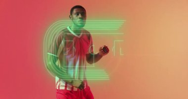 Afro-Amerikan futbolcu ve spor stadyumunun animasyonu. Spor, rekabet, kazanma ve kutlama konsepti dijital olarak oluşturulmuş video.