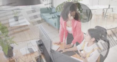 Ofisteki bilgisayardaki çeşitli bayan meslektaşlar üzerinde grafik ve veri işleme animasyonları. Veri, dijital arayüz, takım çalışması ve günlük iş konsepti dijital olarak oluşturulmuş video.