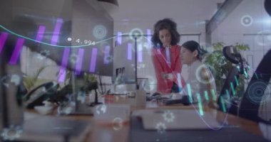 Ofisteki bilgisayar kullanan çeşitli iş kadınlarının grafik ve veri işleme animasyonları. Veri, dijital arayüz, takım çalışması ve günlük iş konsepti dijital olarak oluşturulmuş video.