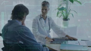 Kafkasyalı kadın doktorun erkek hastaya röntgen göstermesi üzerine veri işleme animasyonu. Küresel tıp, bilgisayar ve veri işleme kavramı dijital olarak oluşturulmuş video.