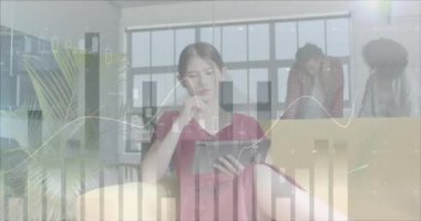 Ofiste tablet kullanan Asyalı sıradan iş kadını hakkında veri işleme animasyonları. Dijital arayüz, iletişim ve günlük iş konsepti dijital olarak oluşturulmuş video.