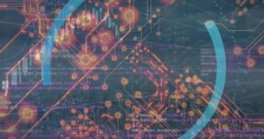 Bilgisayar devre kartının veri işleme ve güvenlik kalkanlı dijital ikon ile animasyonu. Küresel iş, bilgisayar, transfer ve veri işleme kavramı dijital olarak oluşturulmuş video.