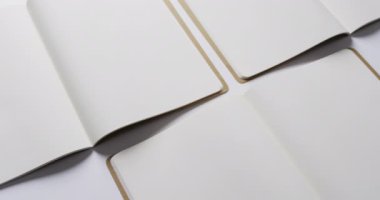 Beyaz arkaplan üzerine kopya alanı olan boş kitapları yavaş çekimde kapat. Boş zaman, okuma ve kitap okuma..