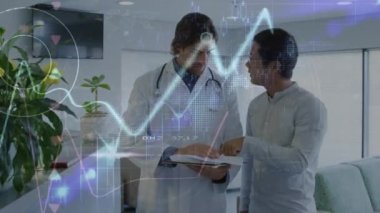 Çeşitli doktorlar üzerinde veri işleme animasyonu. Küresel tıp, sağlık, bilgisayar ve veri işleme kavramı dijital olarak oluşturulmuş video.
