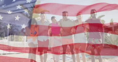 Sunny Beach 'te sarılan çeşitli arkadaşların üzerinde Amerika bayrağı sallamanın animasyonu. Amerika, bağımsızlık günü, kutlama, gelenek, tatil ve vatanseverlik kavramı dijital olarak oluşturulmuş video.
