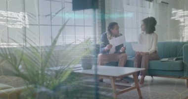 Çeşitli meslektaşların gündelik ofis toplantılarında konuştuğu 6G metin ve veri işleme animasyonu. Dijital arayüz, takım çalışması, iletişim ve günlük iş konsepti dijital olarak oluşturulmuş video.