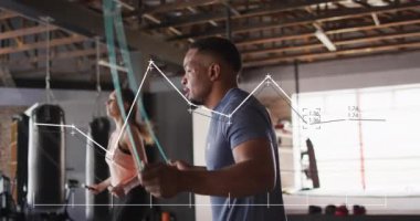 Boks salonunda egzersiz yapan kadın ve erkek arasında veri işleme animasyonu. Spor, rekabet ve spor konsepti dijital olarak oluşturulmuş video.