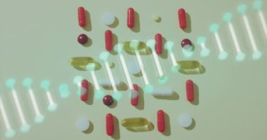 Soluk arkaplanda düzenlenmiş hapların ve tabletlerin üzerinde hareket eden DNA iplikçiklerinin animasyonu. Dijital olarak üretilen tıbbi hizmetler, tıp ve sağlık konsepti.