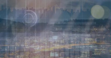 Akşam şehir manzarası boyunca grafik ve veri işleme animasyonları. İletişim, veri ve dijital arayüz teknolojisi konsepti dijital olarak oluşturulmuş video.