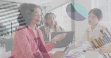 Sıradan ofis toplantılarında bilgisayarlı çeşitli meslektaşlar üzerinde grafik ve veri işleme animasyonları. Veri, dijital arayüz, takım çalışması ve günlük iş konsepti dijital olarak oluşturulmuş video.