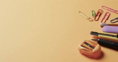 Renkli okul kağıtlarını bej arka planda fotokopi alanı olan yavaş çekimde kapatın. Kırtasiye, öğrenim, okul ve eğitim kavramı.