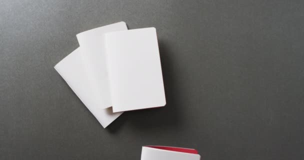Ręczne Trzymanie Kawałka Papieru Nad Kawałkami Papieru Miejsca Szarym Tle — Wideo stockowe