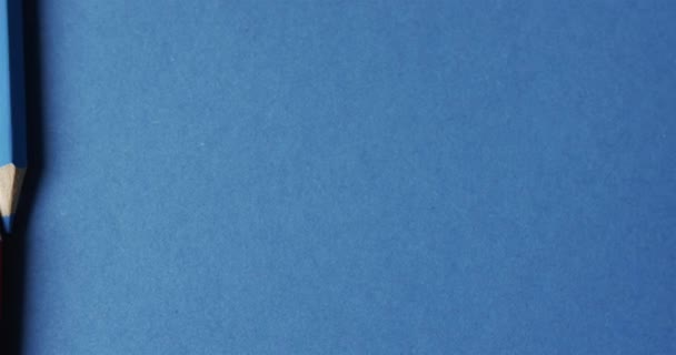 Вид Зверху Сині Червоні Олівці Копіювальним Простором Червоному Синьому Тлі — стокове відео