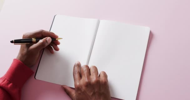 紧握着笔和书的空白页 复制粉红色背景的空间 慢动作 休闲和创造力 — 图库视频影像