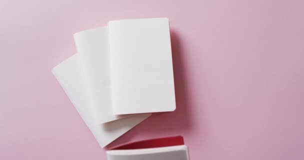 手握纸片在纸上 在粉色背景上有复制空间 动作缓慢 结构和纸张 — 图库视频影像
