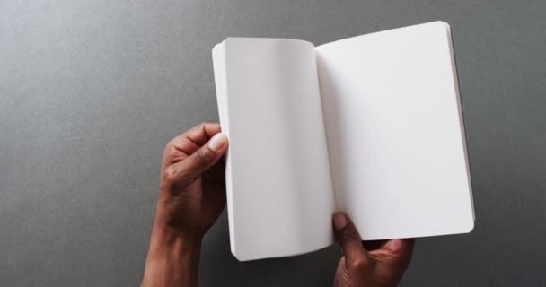 Közelről Kéz Levelező Könyvet Másolási Hely Szürke Háttér Lassított Felvételen — Stock videók