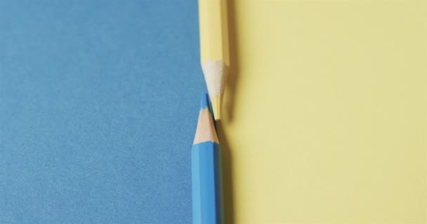 Close Yellow Blue Crayons Copy Space Blue Yellow Background Slow — Stock Video