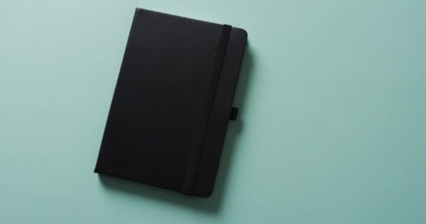 Close Notebook Preto Fechado Com Espaço Cópia Fundo Verde Câmera — Vídeo de Stock