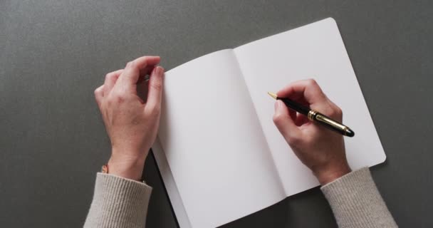 Primer Plano Las Manos Escribiendo Con Pluma Libro Con Espacio — Vídeo de stock