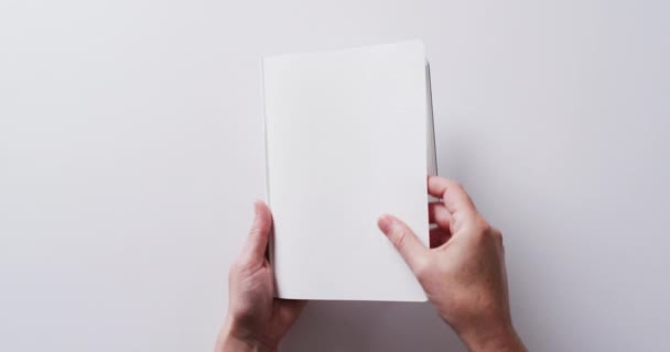Közelről Kéz Levelező Könyvet Másolás Helyet Fehér Háttérrel Lassított Felvételen — Stock videók