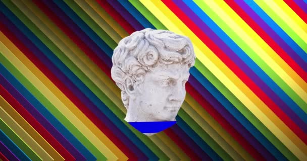 斜めの虹の縞模様の上に男性の古典的な彫刻バストを歪めるのアニメーション アート デザイン レトロな未来のコンセプトデジタルで生成されたビデオ — ストック動画