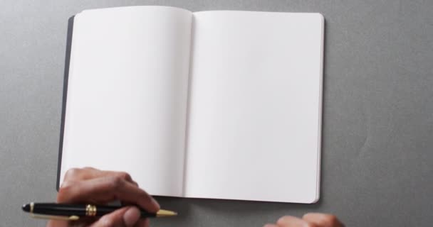 Крупним Планом Рукопис Ручкою Книзі Копіювальним Простором Сірому Фоні Повільному — стокове відео