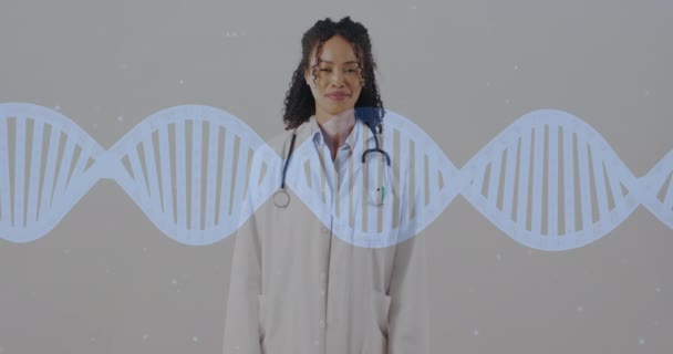 Dna鎖のアニメーションは 灰色の背景に笑みを浮かべて出産女性医師の上を移動します 医療サービス ヘルスケアの概念デジタルで生成されたビデオ — ストック動画