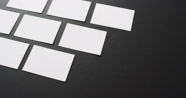 Крупный План Белых Визитных Карточек Черном Фоне Копировальное Пространство Замедленная — стоковое видео