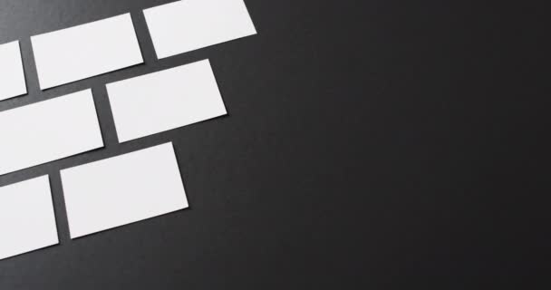 关闭白色名片上的黑色背景 复制空间 慢动作 联系方式 设计模板 — 图库视频影像