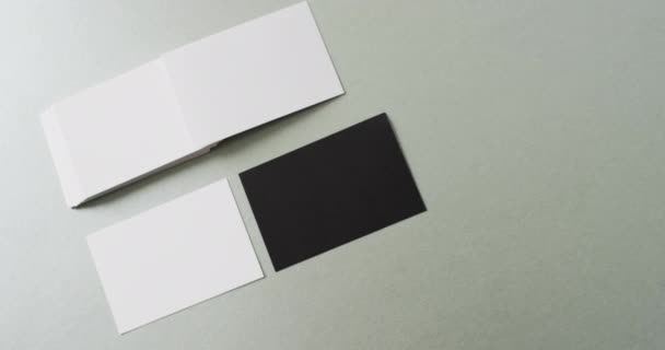 Pohled Shora Prázdné Bílé Černé Vizitky Šedém Pozadí Kopírovací Prostor — Stock video