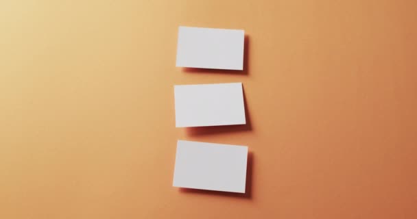 三张白色名片的头像设置在橙色背景 复制空间 慢动作 联系方式 设计模板 — 图库视频影像