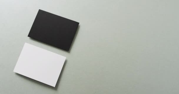 关闭两堆灰色背景的黑白名片 复制空间 慢动作 联系方式 设计模板 — 图库视频影像