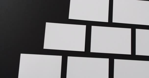 黒の背景 コピースペース スローモーションに配置されたホワイトビジネスカードのオーバーヘッドビュー ビジネス 連絡先の詳細 モックアップ デザインのテンプレート — ストック動画