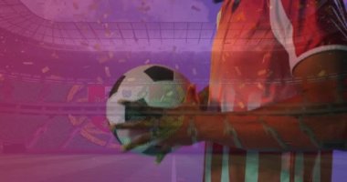 Futbol ve Portekiz bayrağıyla Afrika kökenli Amerikan futbolcusunun üzerine düşen konfeti animasyonu. Spor, rekabet, kazanma ve kutlama konsepti dijital olarak oluşturulmuş video.