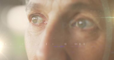 Üzgün, yaşlı, beyaz bir kadının üzerinde parlayan su ışıklarının animasyonu. Yalnızlık farkındalığı günü konsepti dijital olarak oluşturulmuş video.