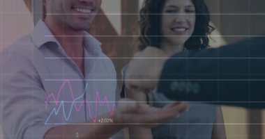 Kafkasyalı çiftin anahtar alması üzerine finansal veri işleme animasyonu. Küresel iş, dijital arayüz, teknoloji ve ağ konsepti dijital olarak oluşturulmuş video.