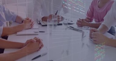 Çeşitli iş adamlarının el sıkışması üzerine finansal veri işleme animasyonu. Küresel bağlantılar, iş, dijital arayüz, teknoloji ve ağ konsepti dijital olarak oluşturulmuş video.