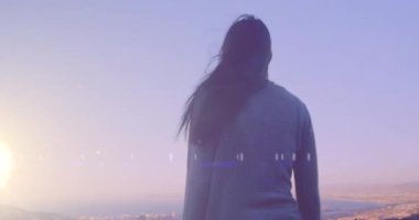 Dışarıda yalnız bir Asyalı kadının üzerinde parlayan ışıkların animasyonu. Yalnızlık farkındalığı günü konsepti dijital olarak oluşturulmuş video.