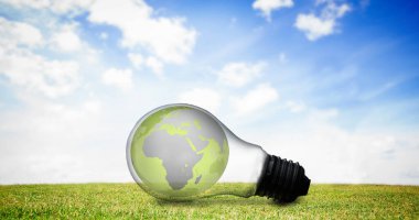 Yeşil Gezegen Dünya 'nın çimenlerdeki ampuldeki bileşimi. Küresel sürdürülebilirlik, yeşil enerji ve çevre konsepti dijital olarak oluşturulmuş görüntü.