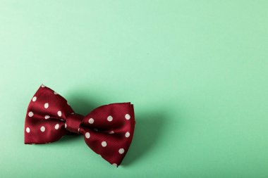 Mavi arka planda beyaz benekli kestane rengi papyonun yüksek açılı görüntüsü, kopyalama alanı. Erkek giyim, moda, zarafet konsepti.