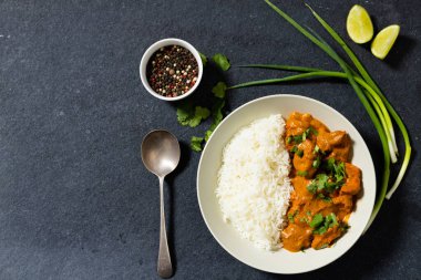 Biber ve limon dilimleri ile servis edilen kasede servis edilen et soslu pilavın hemen üstünde. Masa, kaşık, Hint yemeği, değiştirilmemiş, yemek, malzemeler, taze ve yemek konsepti.