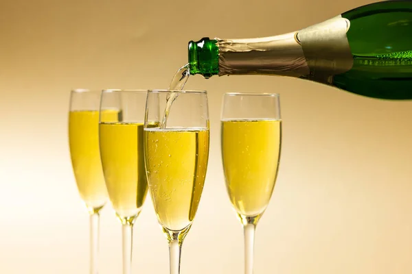 Detailní Záběr Šampaňského Nalévajícího Béžové Pozadí Flétny Šampaňského Kopírujte Prostor — Stock fotografie