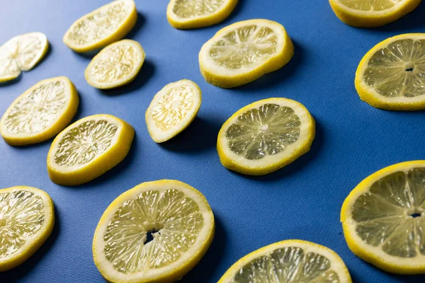 Hochwinkelblick Auf Zitronenscheiben Vor Blauem Hintergrund Kopierraum Gelb Zitrusfrüchte Lebensmittel — Stockfoto