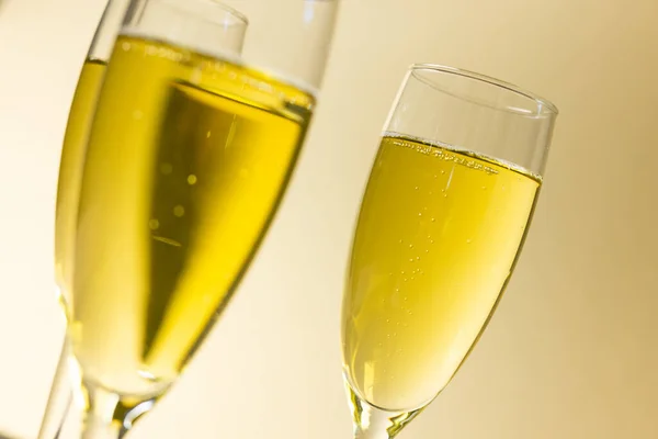 Primo Piano Champagne Flauti Champagne Sullo Sfondo Beige Spazio Copia — Foto Stock