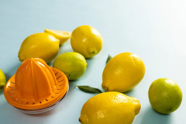 Hochwinkel Nahaufnahme Von Zitronen Mit Blättern Und Quetsche Auf Blauem — Stockfoto