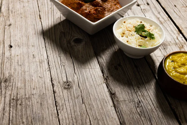 소스와 렌즈콩을 곁들인 각도로 바라본 모습은 그릇에 놓았다 인도의 음식의 — 스톡 사진