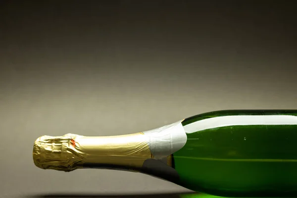 グレーの背景 コピースペースに対して隔離されたシャンパンボトルのクローズアップ アルコール ドリンク お祝いのコンセプト — ストック写真