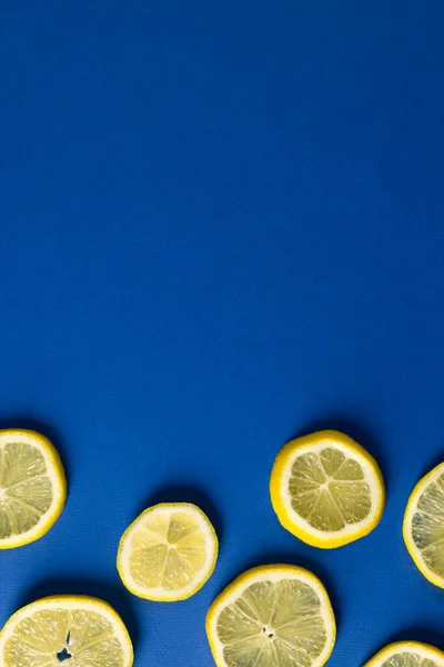 Nad Hlavou Pohled Plátky Citronu Uspořádané Modrém Pozadí Kopírovací Prostor — Stock fotografie