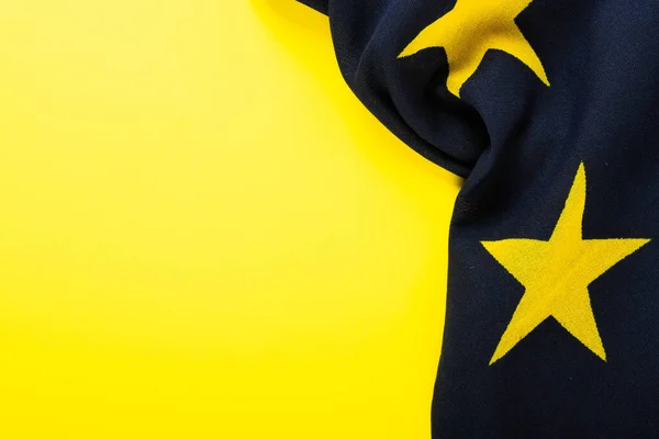 Vista Aérea Bandera Europa Sobre Fondo Amarillo Espacio Copia Azul —  Fotos de Stock
